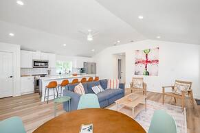 Modern 3 2 two Kings hot tub Fire pit 16min to Wine Trail Nearby Pickl