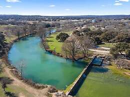 Modern 3 2 two Kings hot tub Fire pit 16min to Wine Trail Nearby Pickl