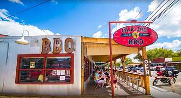 8b 4b Nearby Pool Blanco Wine Trail Town sq