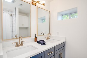 8b 4b Nearby Pool Blanco Wine Trail Town sq