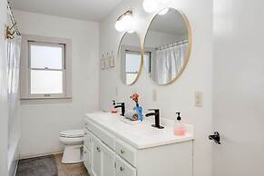 8b 4b Nearby Pool Blanco Wine Trail Town sq