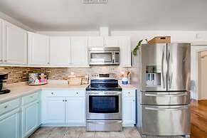 8b 4b Nearby Pool Blanco Wine Trail Town sq