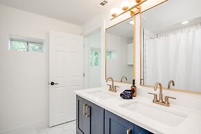 8b 4b Nearby Pool Blanco Wine Trail Town sq