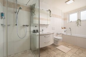 Hotel Vier Jahreszeiten direkt an den Kliniken und Therme Bad Krozinge