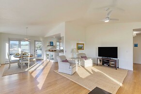 Pacific Breeze Ocean Views, Steps to Cannon Beach, Airy Coastal Retrea