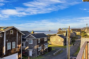Pacific Breeze Ocean Views, Steps to Cannon Beach, Airy Coastal Retrea