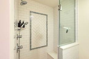 Pacific Breeze Ocean Views, Steps to Cannon Beach, Airy Coastal Retrea