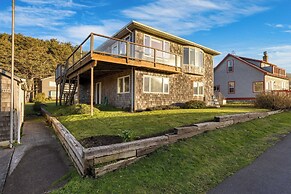 Pacific Breeze Ocean Views, Steps to Cannon Beach, Airy Coastal Retrea