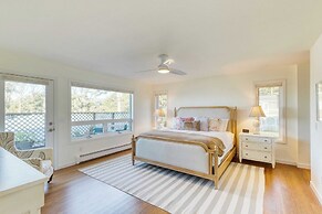 Pacific Breeze Ocean Views, Steps to Cannon Beach, Airy Coastal Retrea