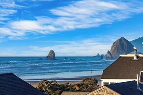 Pacific Breeze Ocean Views, Steps to Cannon Beach, Airy Coastal Retrea