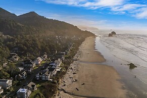 Pacific Breeze Ocean Views, Steps to Cannon Beach, Airy Coastal Retrea