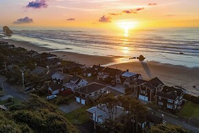 Pacific Breeze Ocean Views, Steps to Cannon Beach, Airy Coastal Retrea