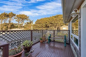 Pacific Breeze Ocean Views, Steps to Cannon Beach, Airy Coastal Retrea