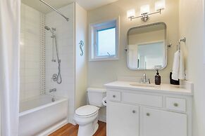 Pacific Breeze Ocean Views, Steps to Cannon Beach, Airy Coastal Retrea