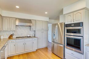 Pacific Breeze Ocean Views, Steps to Cannon Beach, Airy Coastal Retrea