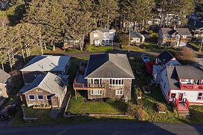 Pacific Breeze Ocean Views, Steps to Cannon Beach, Airy Coastal Retrea