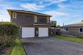 Pacific Breeze Ocean Views, Steps to Cannon Beach, Airy Coastal Retrea