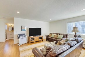 Pacific Breeze Ocean Views, Steps to Cannon Beach, Airy Coastal Retrea