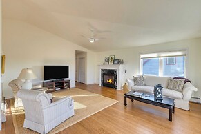 Pacific Breeze Ocean Views, Steps to Cannon Beach, Airy Coastal Retrea