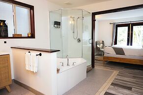 Tofino Oceanfront Hotel Suite 3