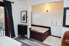 Tofino Oceanfront Hotel Suite 3