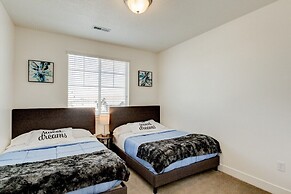 Modern Cozy 2BR Apt With Pool and Hot Tub