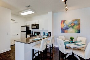 Modern Cozy 2BR Apt With Pool and Hot Tub