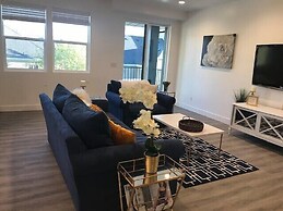 Deluxe Townhouse w/2 car Garage, Work or Family!