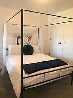 Deluxe Townhouse w/2 car Garage, Work or Family!