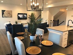 Deluxe Townhouse w/2 car Garage, Work or Family!