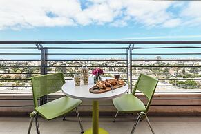 Studio apt w balcony and Kitchen