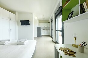 Studio apt w balcony and Kitchen