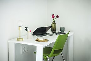 Studio apt w balcony and Kitchen