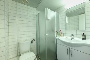 Studio apt w balcony and Kitchen