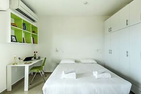 Studio apt w balcony and Kitchen