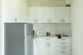 Studio apt w balcony and Kitchen