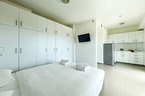 Studio apt w balcony and Kitchen