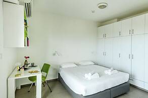 Studio apt w balcony and Kitchen