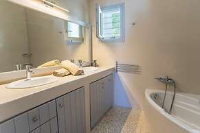 Luxury Villa Delphinus - Allparos Villas