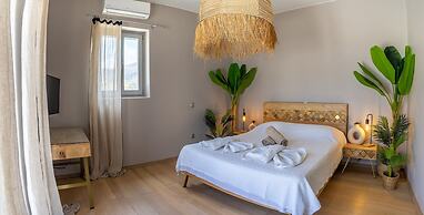 Luxury Villa Delphinus - Allparos Villas