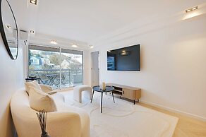 Charming Apt With AC & Balcony