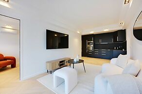 Charming Apt With AC & Balcony