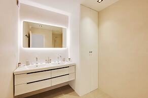 Charming Apt With AC & Balcony