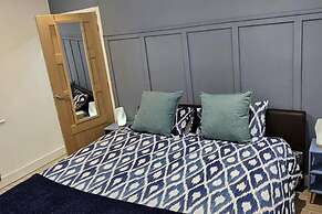 Chester - 4 Bed House Free Parking