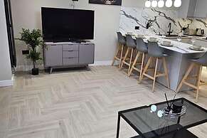 Chester - 4 Bed House Free Parking