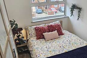 Chester - 4 Bed House Free Parking