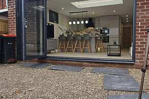 Chester - 4 Bed House Free Parking