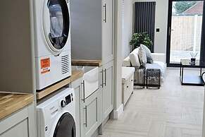 Chester - 4 Bed House Free Parking