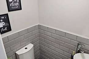 Chester - 4 Bed House Free Parking