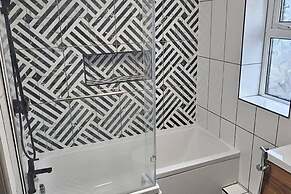 Chester - 4 Bed House Free Parking